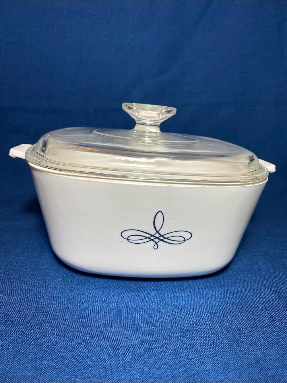 Corningware Vintage 2.5qts Casserole P-2 1/2-B in Black Trefoil Scroll with lid